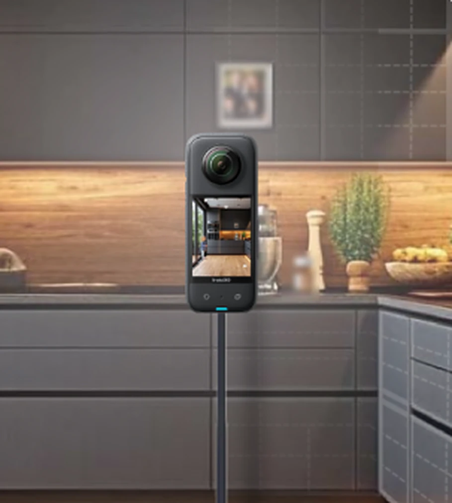 Caméra 360° Insta360 X5 d'Orbe 360 sur sa perche, prête à capturer une cuisine